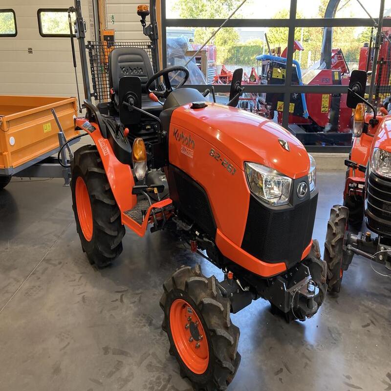 Micro tracteur diesel 4 roues motrices KUBOTA B2261 HDW